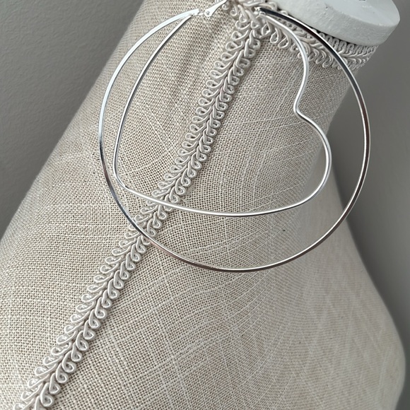 Heart shape hoop earrings - Picture 4 of 6